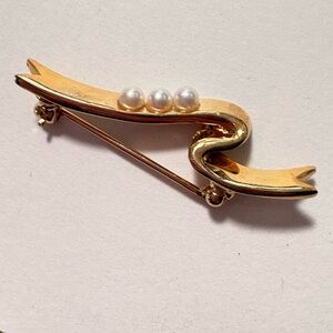 Elegant Gold tone ribbon faux Pearl Brooch